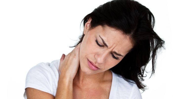 bolit_sheya_sprava_1-700x465
